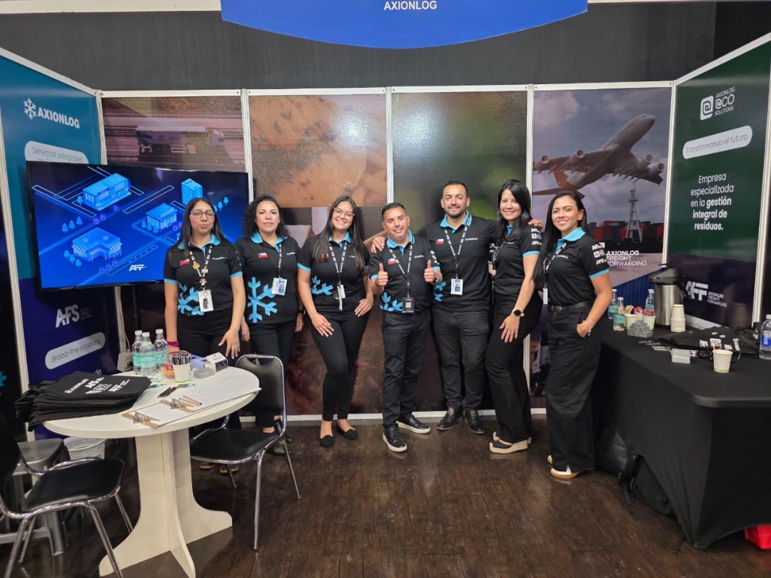 Equipo Axionlog en oficina