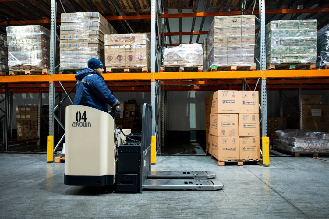 Persona acomodando cajas con zampi